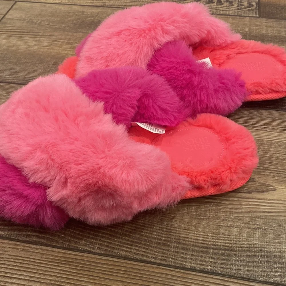 🌟NWOT🌟 Hot Pink Fuzzy Crossed Open Toe Slippers- STARS ABOVE - Picture 5 of 5